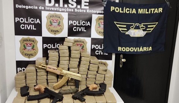 Foram localizados 100 tijolos de cocaína e três fuzis AK-47 calibre 7.62, além de 4 carregadores para a arma