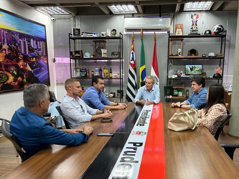 PREFEITO ED THOMAS COM DIRETORES DA CONSTRUTORA PACAEMBU