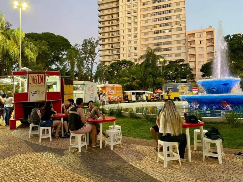 Food trucks estarão espalhados no entorno da fonte luminosa