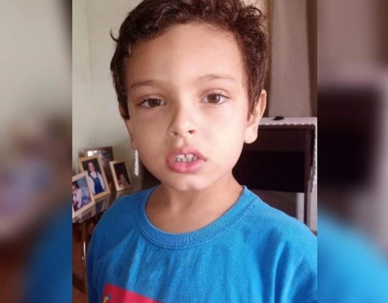 Corpo do menino João Pedro, de 5 anos, foi sepultado na manhã desta sexta