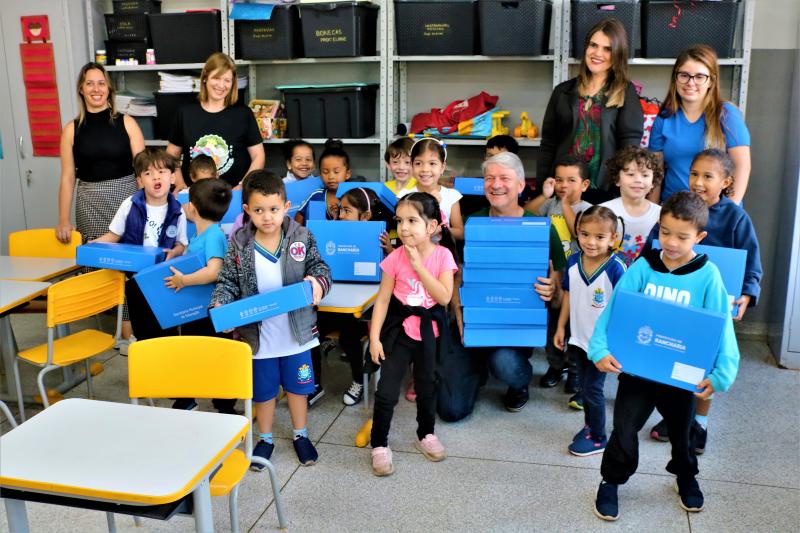 Alunos de creche, pré-escola, ensino fundamental e educação para jovens e adultos receberam kits escolares