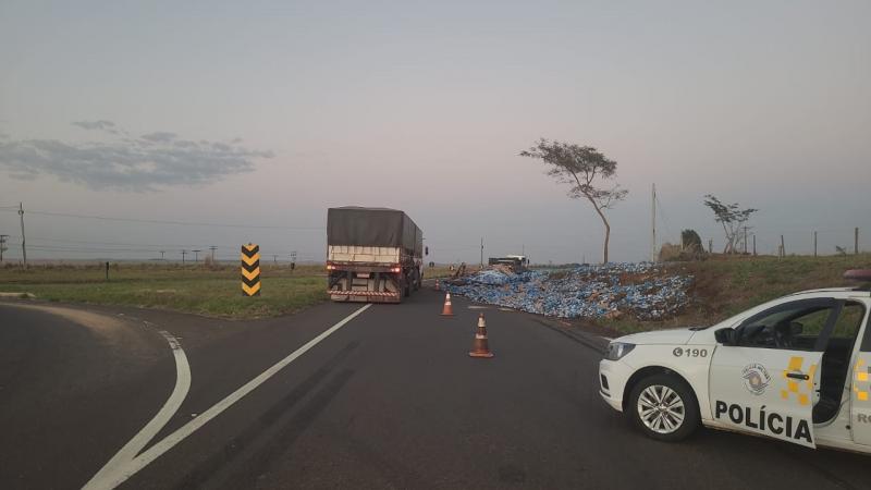 Deslizamento de carga de cerveja na madrugada desta sexta em Rosana interditou parcialmente trecho da SP-613