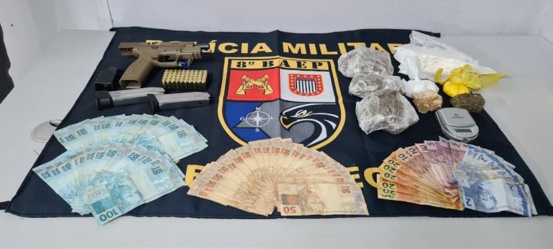 Objetos encontrados em posse do investigado, drogas, dinheiro, arma