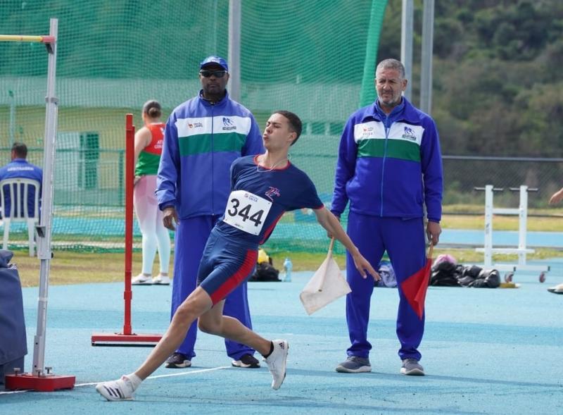 Eron Maciel de Araújo saltou 1.90m e garantiu o 1º lugar no pódio