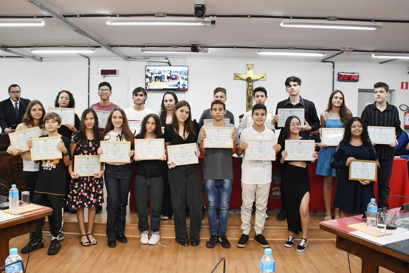 Vereadores jovens realizam sessão solene de posse nesta quarta-feira