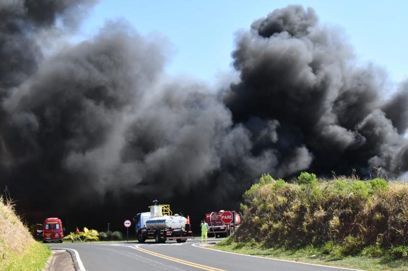 Fumaça prejudica visibilidade dos motoristas que passam pelas rodovias