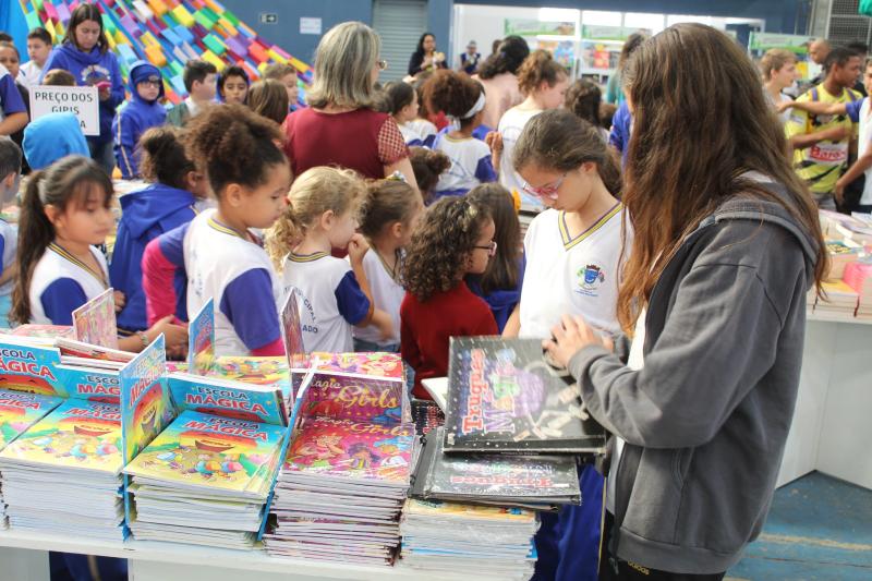 3ª Feira do Livro é realizada no Ginásio Municipal de Esportes de Álvares Machado