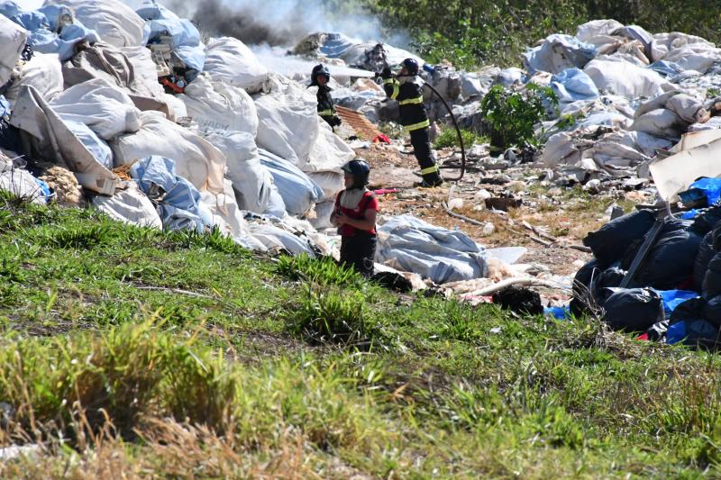 Incêndio no depósito de materiais recicláveis teve início na tarde de terça-feira 