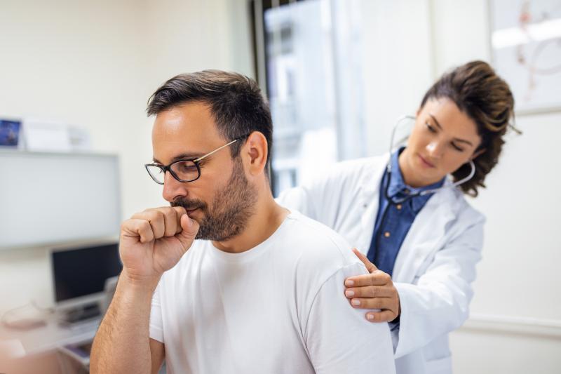 Tosse por mais de duas semanas e dor no peito são sintomas da tuberculose