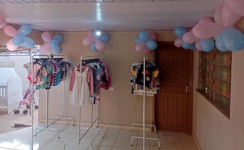 Roupas, calçados e acessórios infantis são doados para famílias em situação de vulnerabilidade