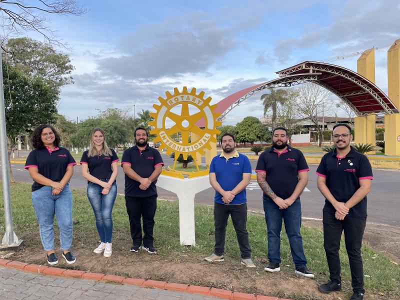 Lucineia Fadim, Juliana Fuzzi, o presidente Alisson Cavallari, o presidente do Rotary de Pirapozinho Erik Martins, Gualther Aragão e Guilherme Batista, registram a finalização dos trabalhos de restauração do Marco