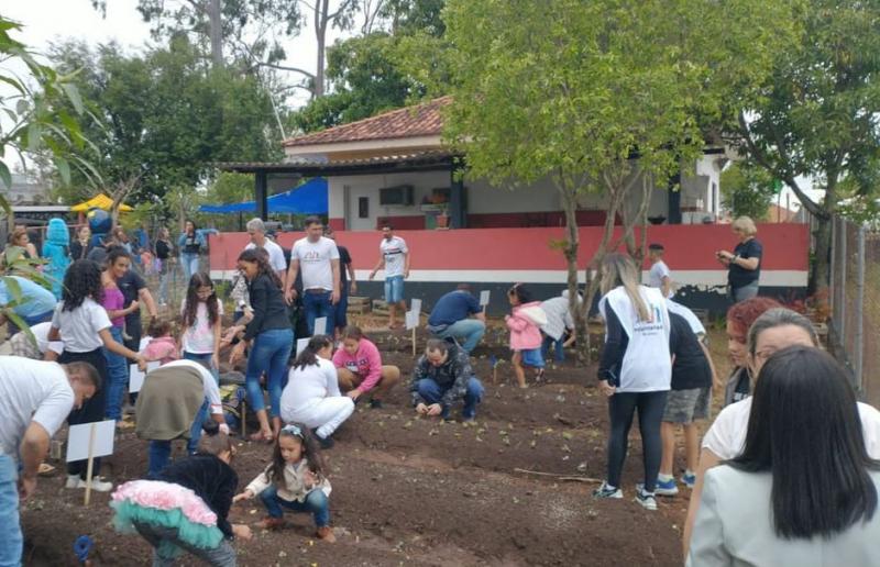 Projeto da horta comunitária foi iniciado no sábado por voluntários e equipe escolar