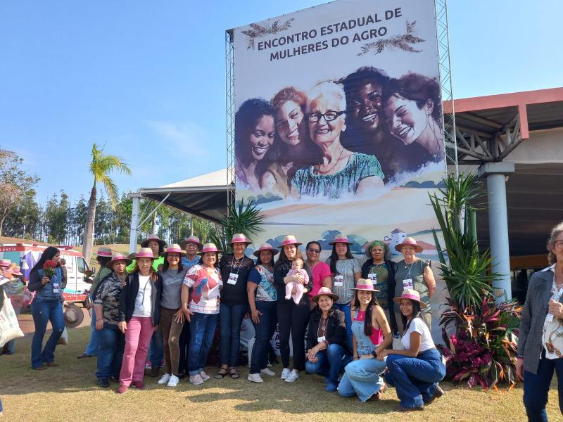 Grupo de mulheres de Pirapozinho marcou presença no “1º Encontro Estadual de Mulheres do Agro”, em Lins