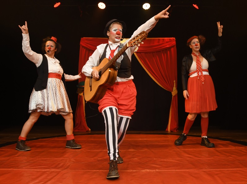 “Estupendo Circo di SóLadies”: três palhaços decidem criar seu próprio circo e rodar pelo mundo