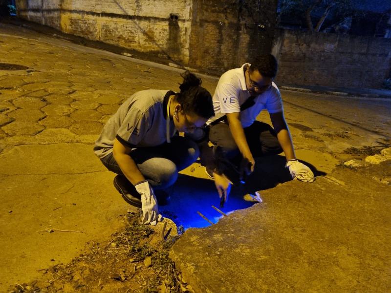 Agentes da Vigilância Epidemiológica de Álvares Machado utilizam luz negra para encontrar escorpião durante captura noturna