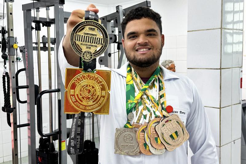 Lucas Porto exibe com orgulho medalhas conquistadas em grandes competições, entre elas a do Mundial em 2018 e 2022