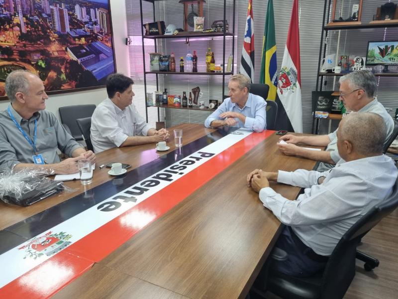 Encontro ocorreu no gabinete da Prefeitura, nesta sexta