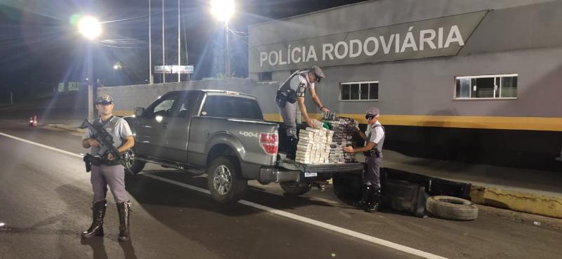 Ação começou quando os policiais abordaram uma caminhonete Ford/F150 4X4 com placas da Bolívia