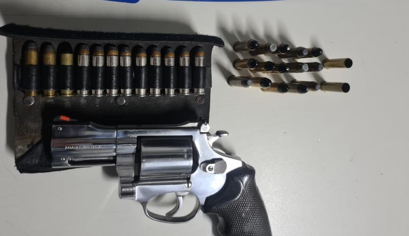 Revolver calibre 357 e munições foram apreendidas pela polícia