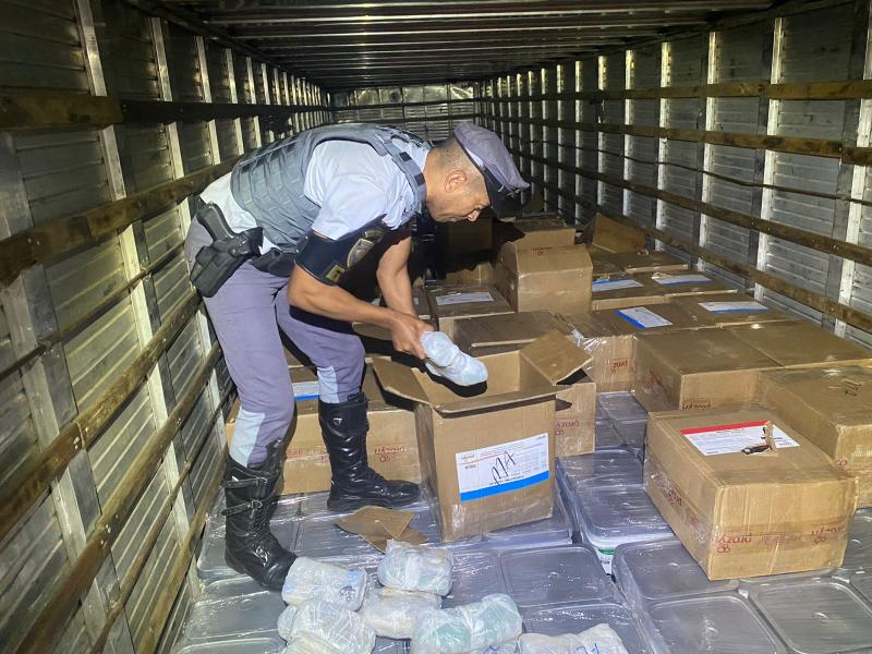 Ao longo da vistoria no compartimento de cargas do veículo, foram encontradas oito caixas contendo 139,7 kg de maconha