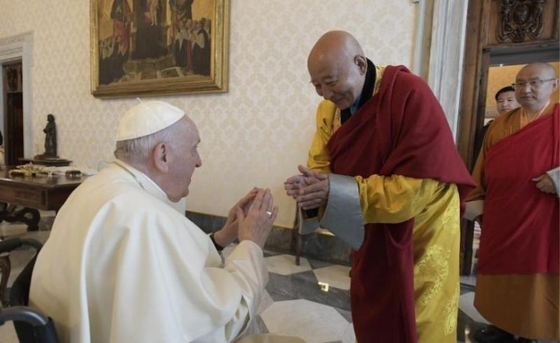 Demonstração de respeito no cumprimento entre papa Francisco e líder budista da Mongólia 