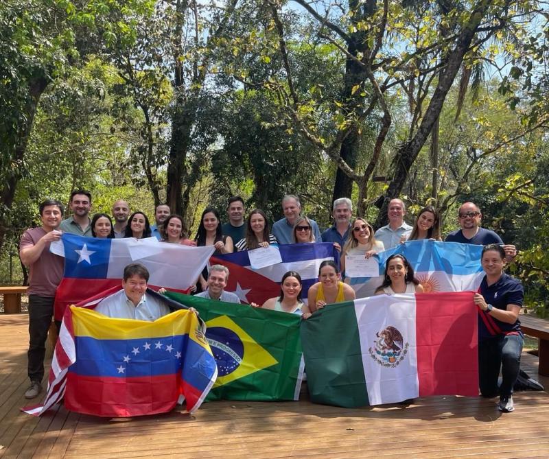 GRUPO DE ORTODONTISTAS DA AMÉRICA LATINA E DOS EUA PARTICIPARAM DO CURSO DE ZANELATO