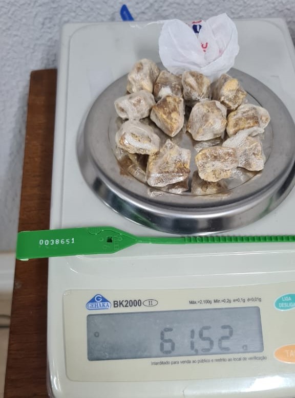 Foram apreendidas 12 pedras de crack embaladas para venda e quantia de R$ 53 em notas diversas e moedas
