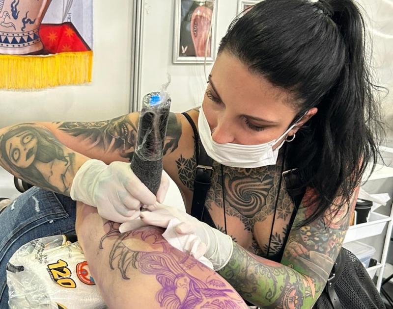 Aproximadamente 60 tatuadores estão atendendo na 1ª Expo Tattoo