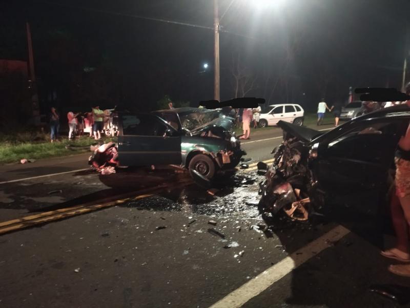 Volkswagen/Gol, com placas de Pacaembu, colidiu frontalmente com um Toyota/Corolla, de Flórida Paulista, que transitava no sentido oposto