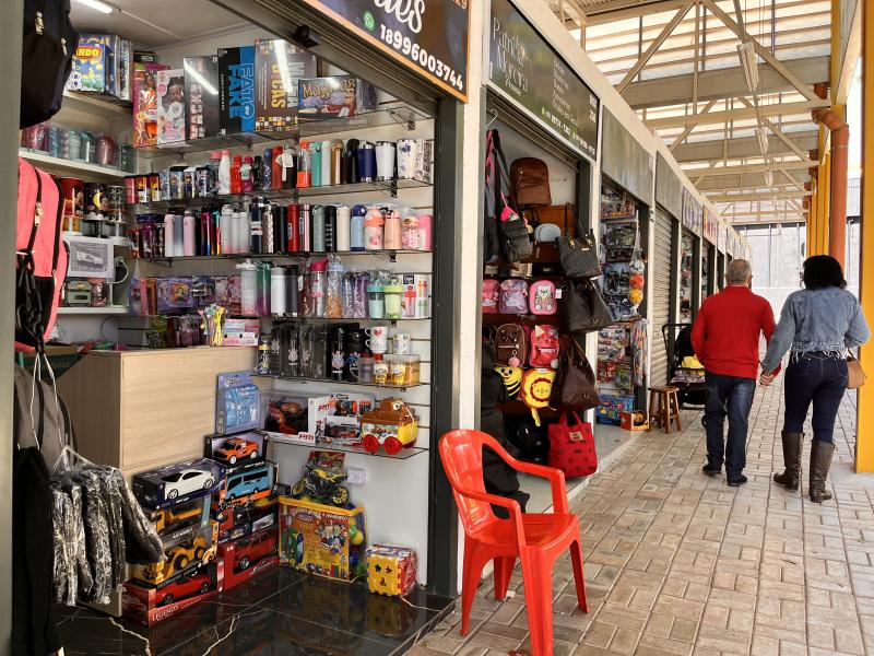 Camelôs, lojistas e poder público: um impasse no shopping popular