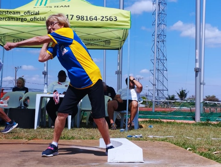 Laurinda conquistou a medalha de ouro no arremesso de peso