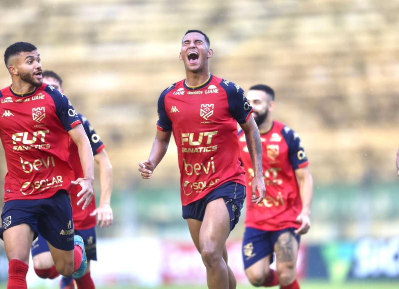  Camisa 8 do Carcará, Rodrigo, anotou o único gol da tarde; o tento lembrou um gol semelhante marcado pelo volante dos “Invictos da Bêzinha” na Série A3 deste ano na derrota para o Rio Preto