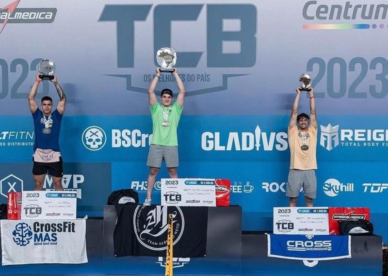 Igor Garcia levantando o troféu de campeão no pódio do TCB