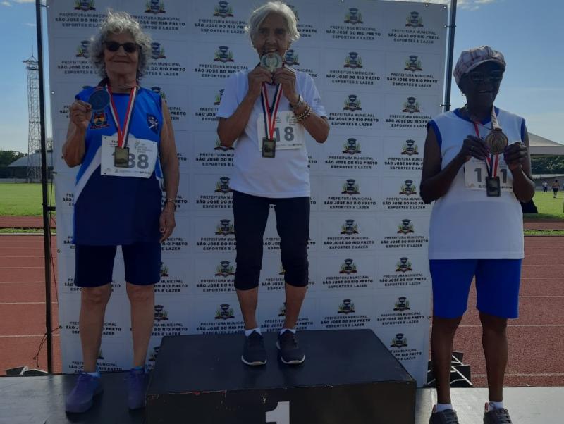 Aurea Soares Coutinho, 92 anos, foi campeã estadual da Categoria G - 500 m do Jomi 