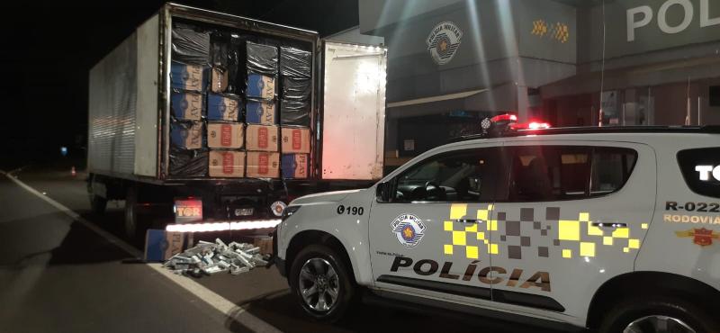 No interior do baú, agentes da Polícia Rodoviária encontraram diversas caixas de cigarros contrabandeados