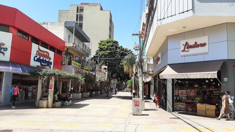 Localizado na área central da cidade, o calçadão é um dos principais pontos do comércio local