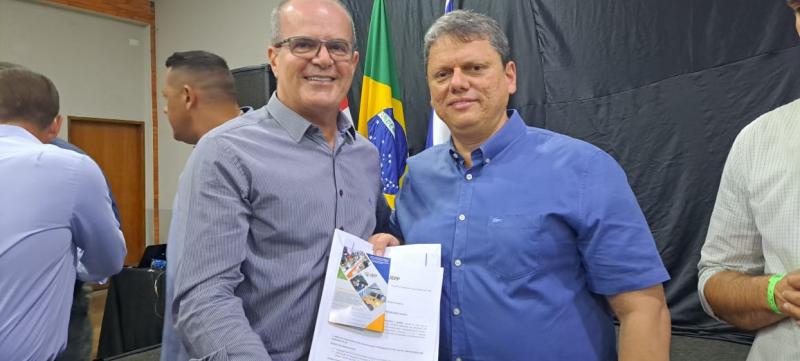 Presidente da UEPP, Renato Michelis, entrega requerimento ao governador Tarcísio