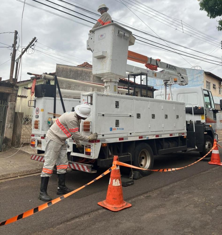Com o aporte de maquinários pesados, durante todo o dia os profissionais trocaram postes e equipamentos da rede