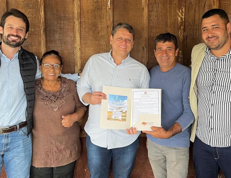 Moradora do Assentamento Guarani de Sandovalina é a primeira assentada a receber título de posse das mãos do governador Tarcísio de Freitas, com a presença do diretor do Itesp, Guilherme Piai, e do prefeito da cidade, Paco Mendes