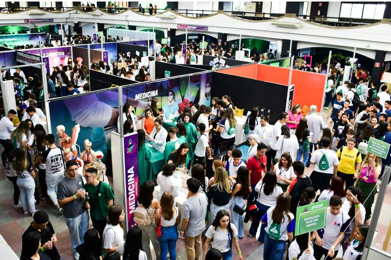 Vista geral da Feira de Profissões, no Salão do Limoeiro, no campus 2 em Prudente 