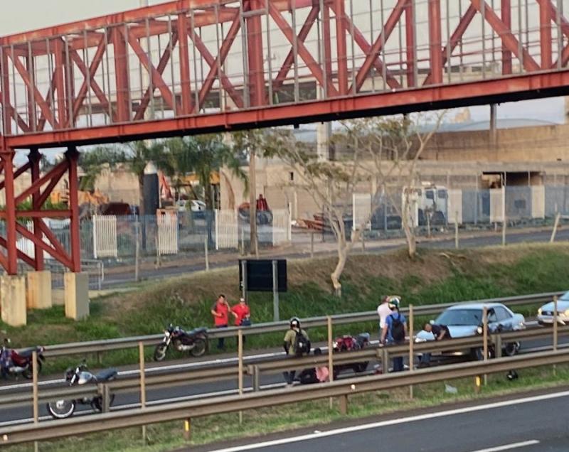 Acidente envolveu carro e motocicleta no anoitecer desta quarta