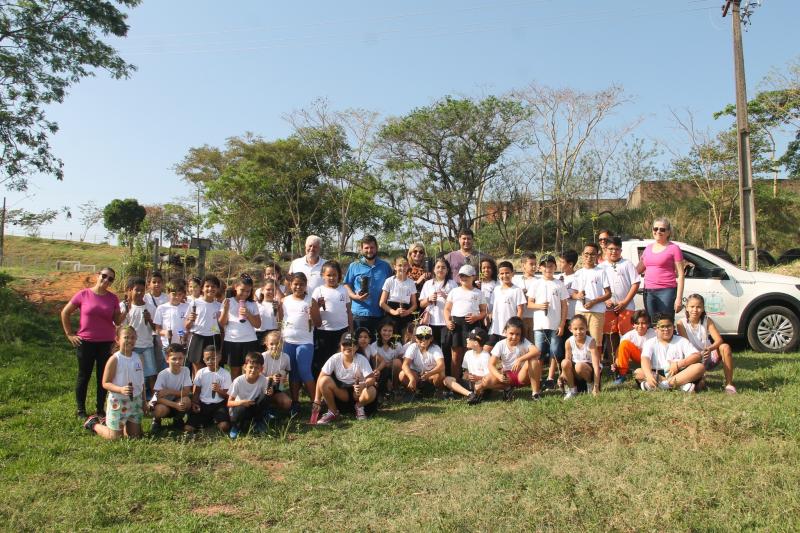 Alunos da rede municipal e autoridades de Pirapozinho participam de plantio de mudas de peroba rosa em área no trevo sul da cidade