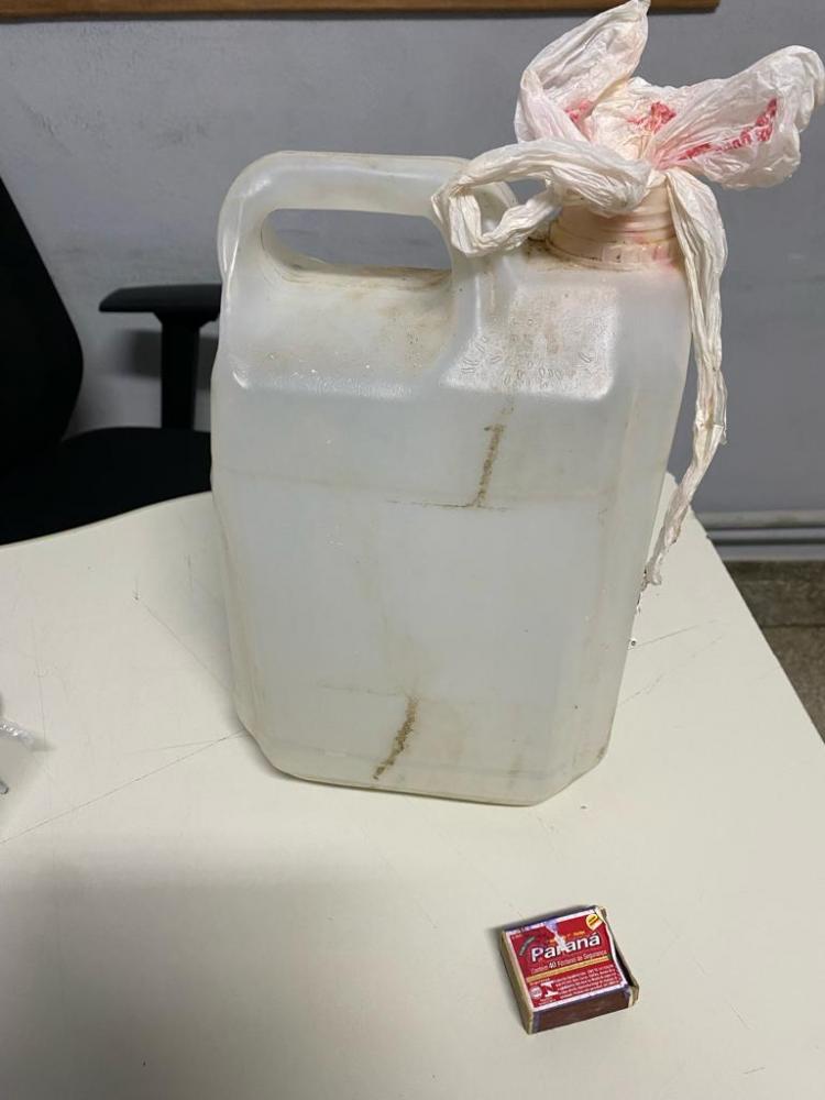 Durante abordagem, policiais encontraram galão plástico contendo conteúdo inflamável e caixa de fósforos com o suspeito