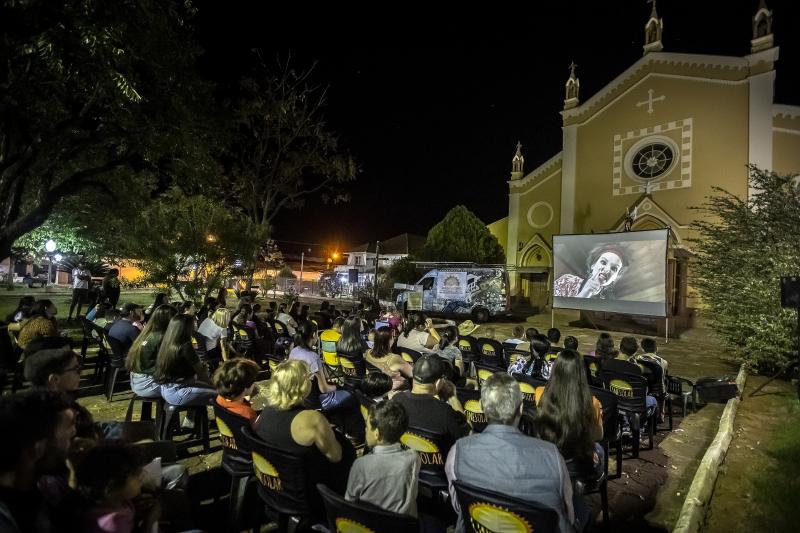 CineSolarzinho transforma espaços públicos e abertos em salas de cinema e já realizou 1.870 sessões