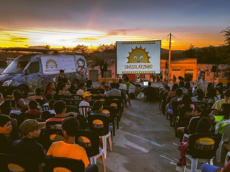 Cinema itinerante movido à energia solar estará nesta terça em Pirapozinho com sessões gratuitas e distribuição de pipoca