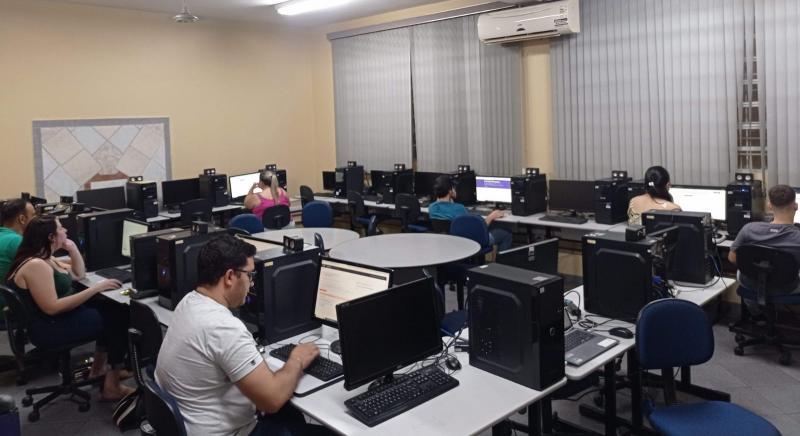 Alunos contam com infraestrutura de computadores modernos, impressora, acesso à internet e toda a plataforma digital da Univesp