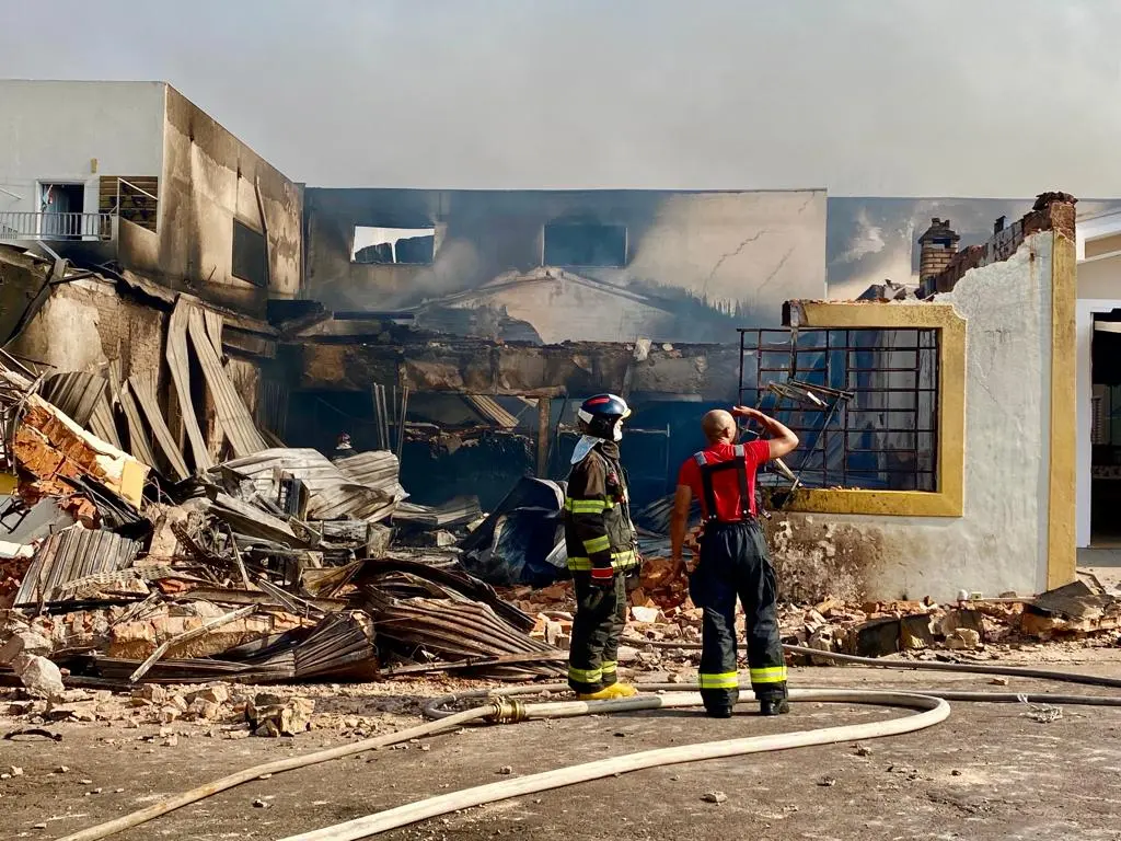 Bombeiros em frente ao antigo prédio da Oficina Morelli na Rua Osvaldo Cruz; local também pegou fogo e teve sua frente demolida por uma retroescavadeira no começo da manhã para melhor acesso dos bombeiros