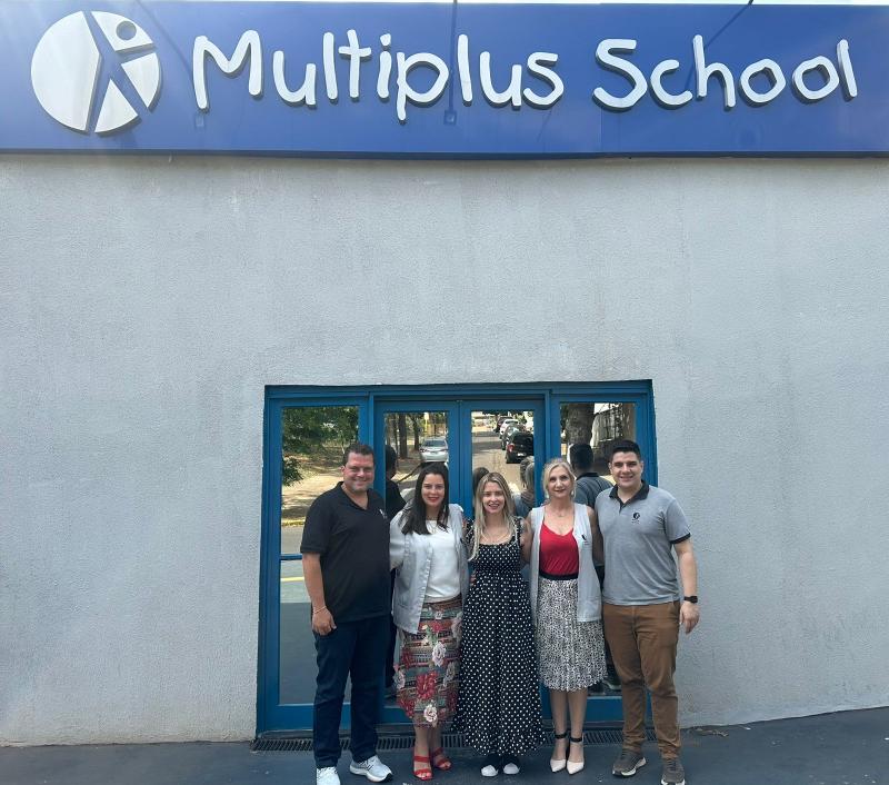 DIRETORES DO MULTIPLUS COM MARTA MOREIRA, DO SISTEMA POSITIVO DE ENSINO