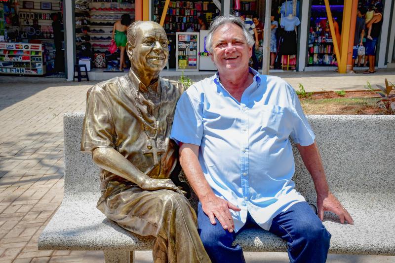 Filho de Agripino, Cesar Lima, ao lado da estátua de seu pai, no Shopping Popular de Prudente