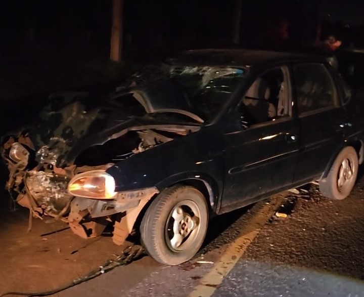 Polícia indica que veículo GM/Corsa invadiu a pista contrária e colidiu frontalmente contra a moto ocupada pelo casal